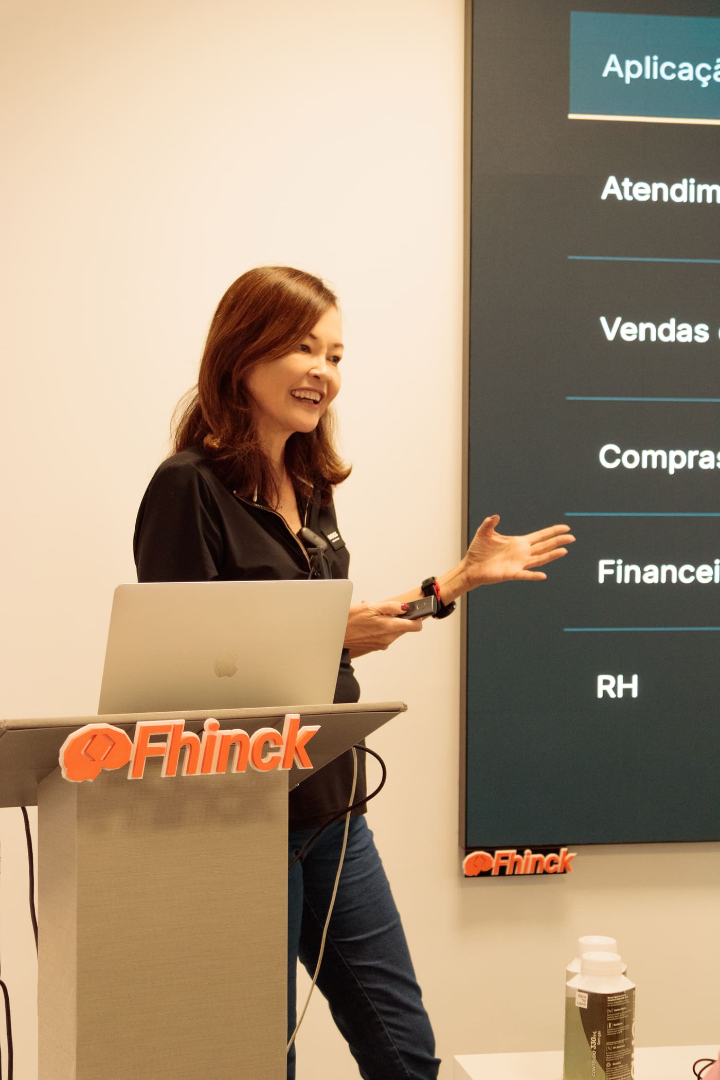Instrutora apresentando aplicações de IA por área: vendas, compras, financeiro e RH