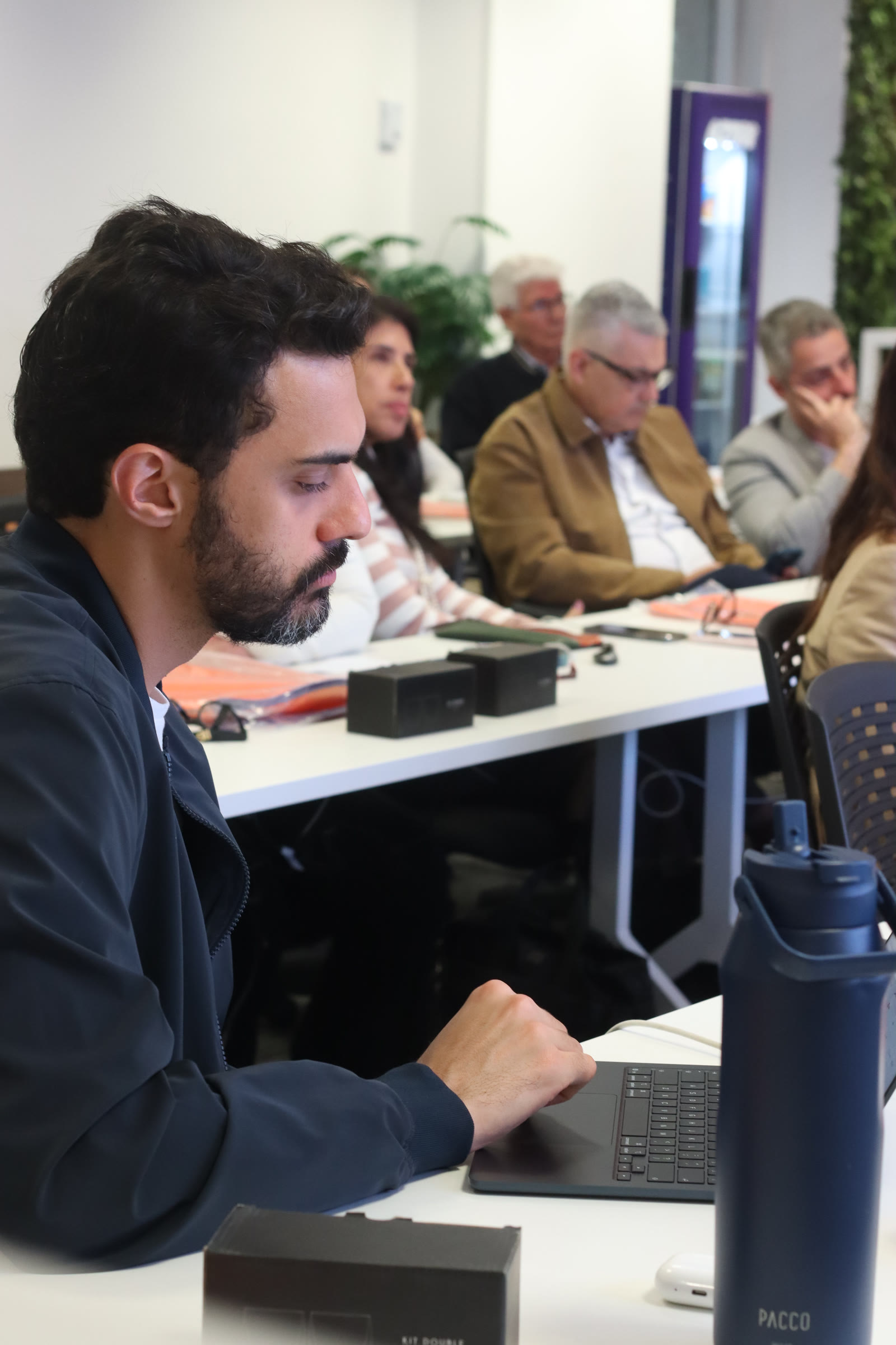 Participante trabalhando no próprio laptop durante a imersão