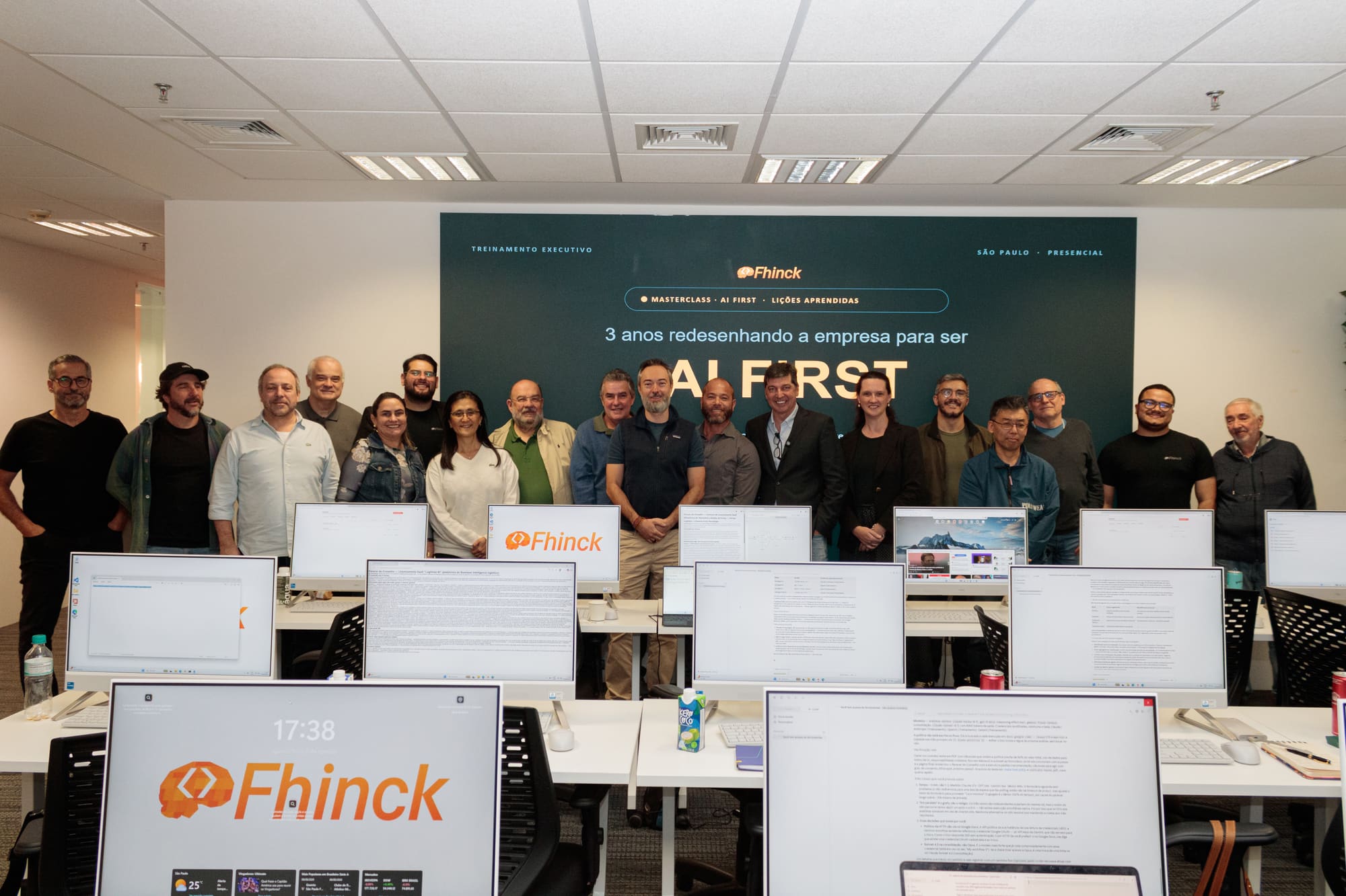 Turma da Masterclass AI First reunida na sede da Fhinck em São Paulo